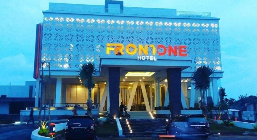 Front One Hotel Pamekasan Madura Exterior photo