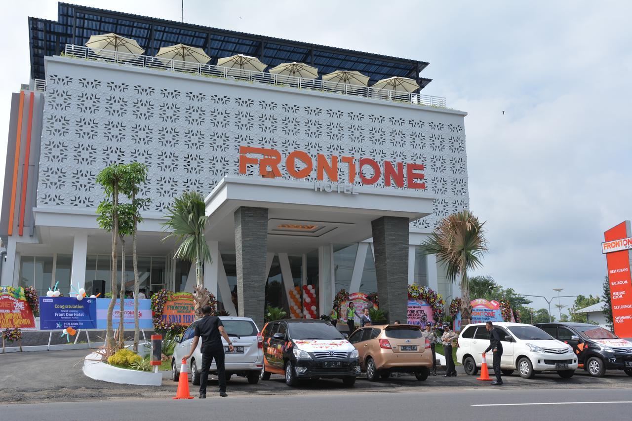 Front One Hotel Pamekasan Madura Exterior photo